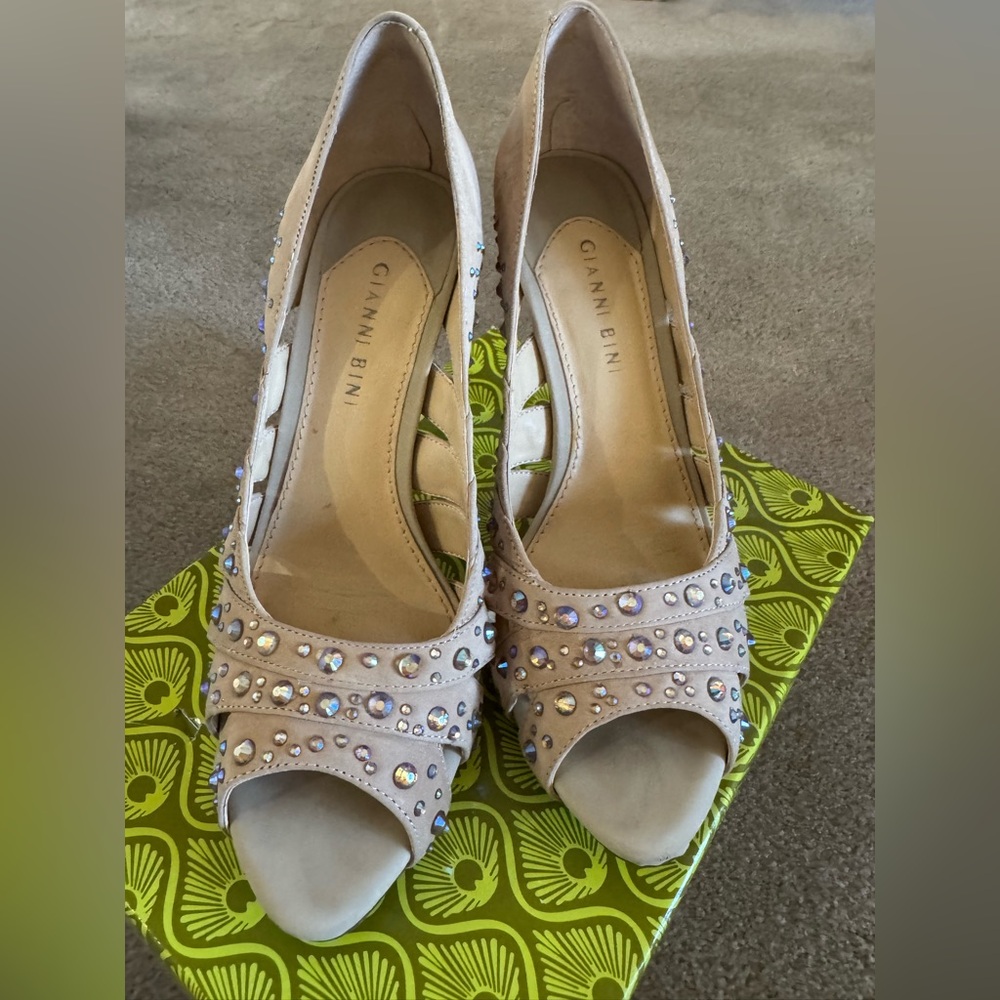 Gianni Bini Tan Heels with Chic Design
